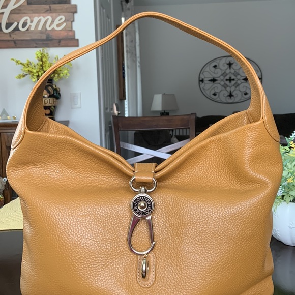 Dooney & Bourke Pebble Logo Lock Large Sac in natural. - Picture 2 of 15